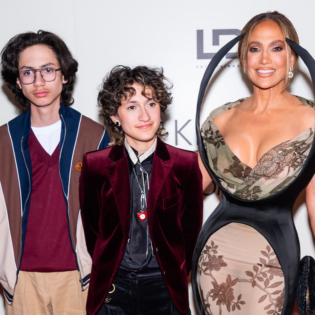 Jennifer Lopez deslumbra en la alfombra roja junto a sus hijos Emme y Max