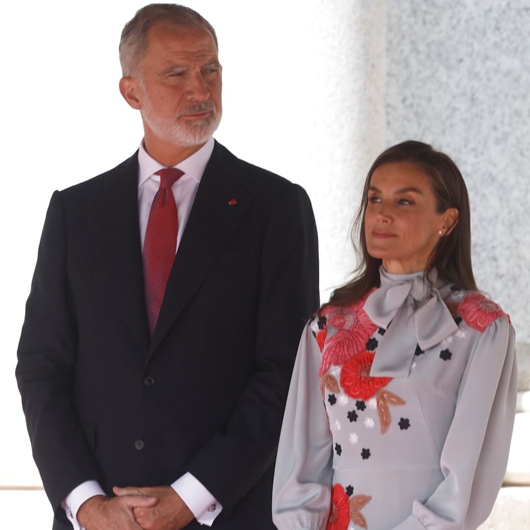La reina Letizia, sublime: rescata su mejor look de 2019, un vestido español con lazo y flores en relieve