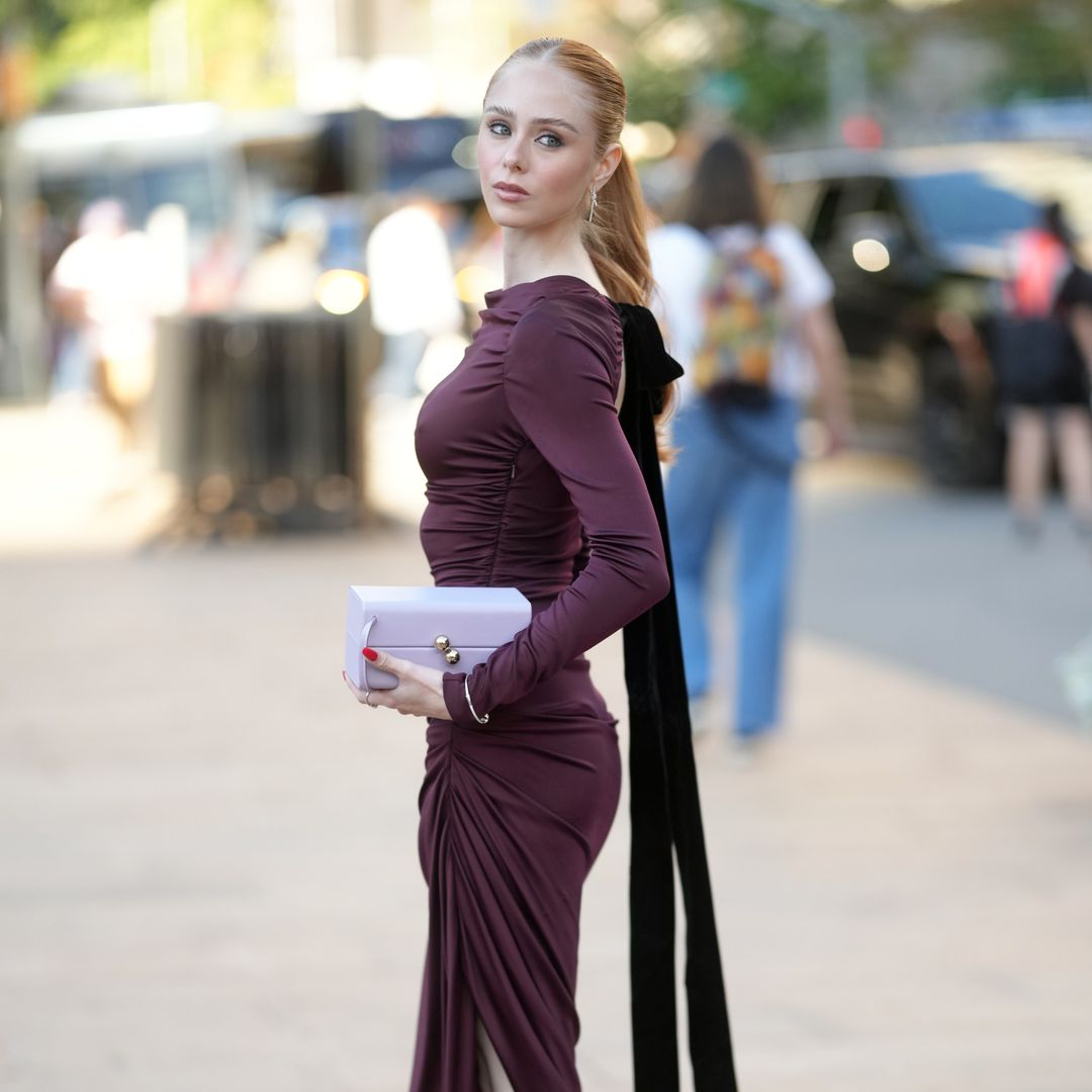 Loreto Peralta en el desfile de Carolina Herrera nos enseña cómo usar el color borgoña para ser la más elegante en otoño 2026