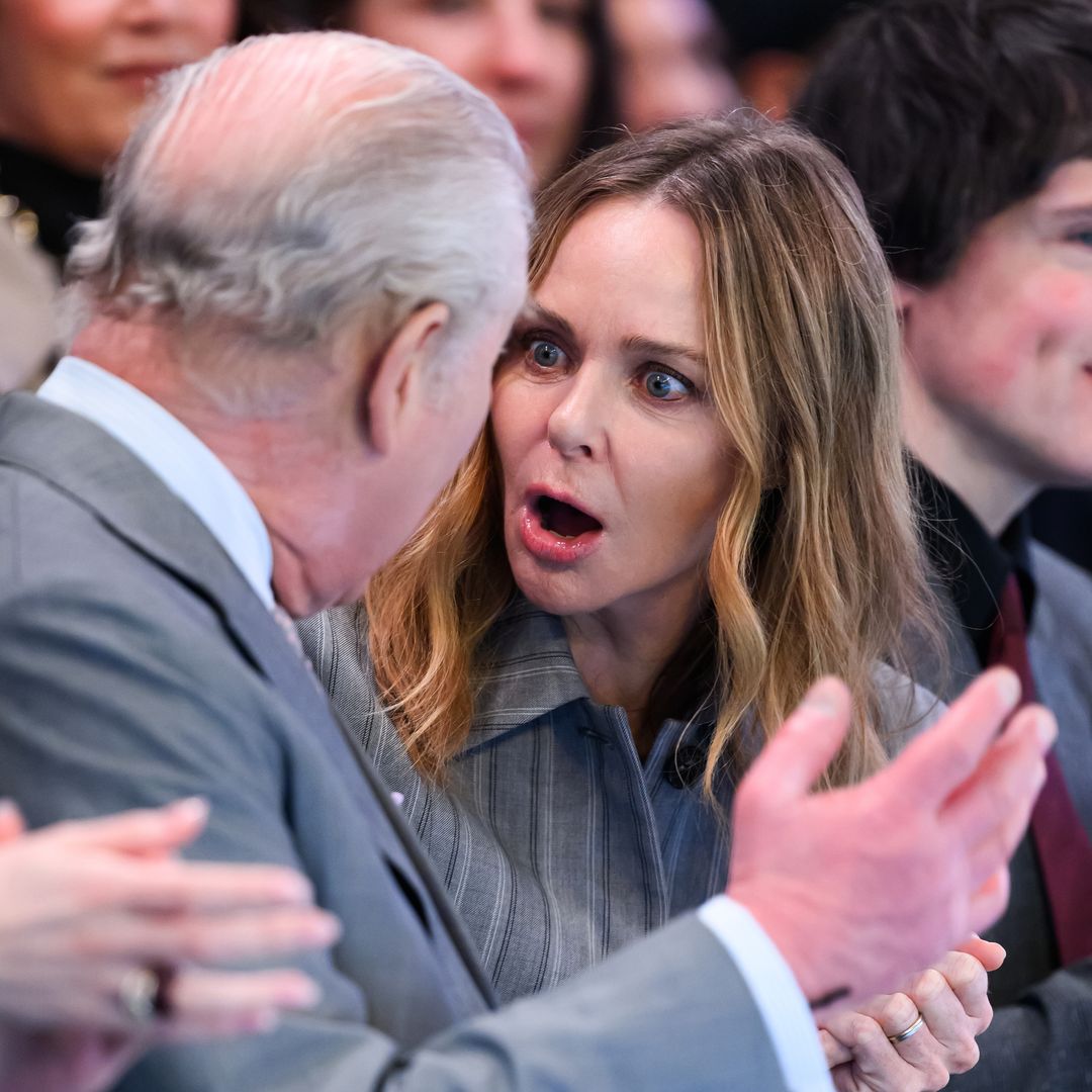 El rey Carlos, con Stella McCartney tras el arresto de su hermano: no te pierdas la cara de absoluta sorpresa de la diseñadora
