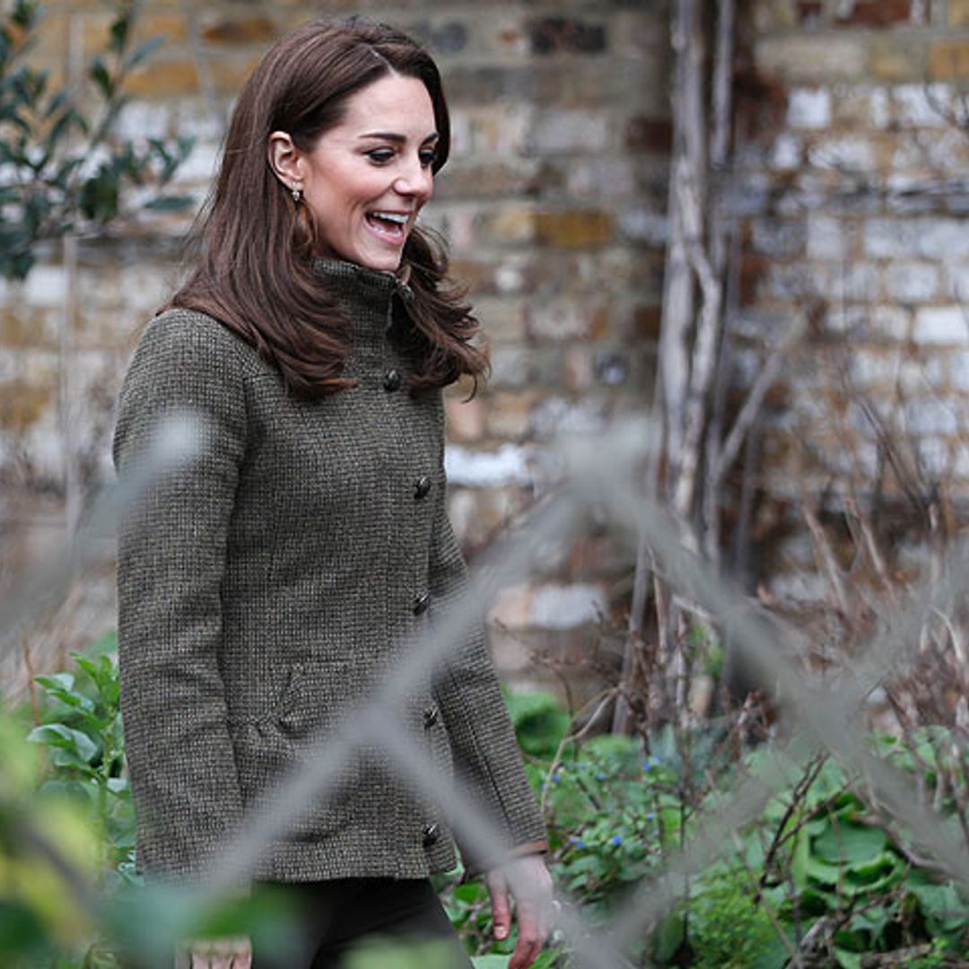 La duquesa de Cambridge, una mamá 'casual' (y viral) paseando al pequeño Louis