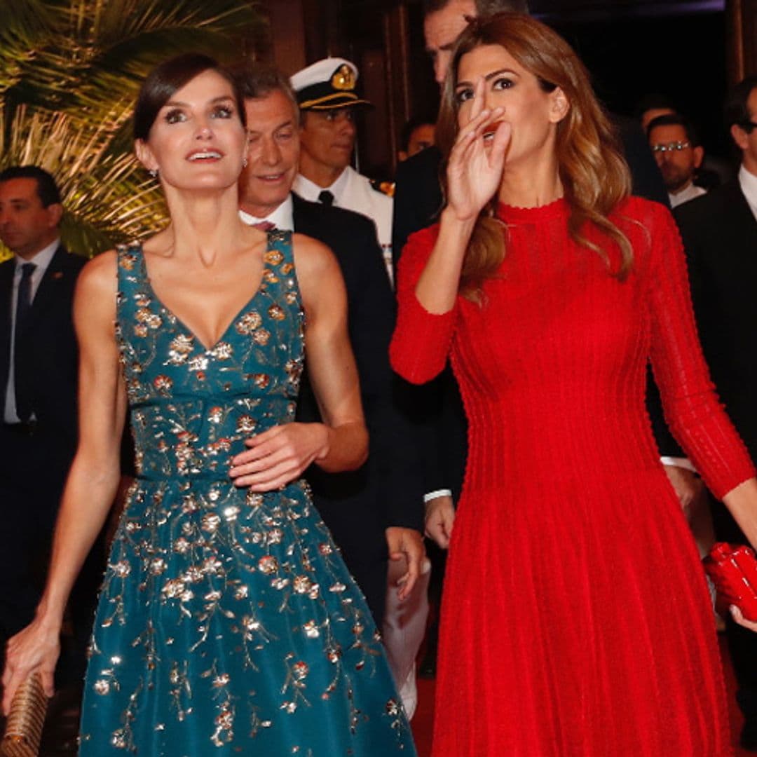 La Reina Letizia deslumbra con un Carolina Herrera en su noche junto a la primera dama de Argentina