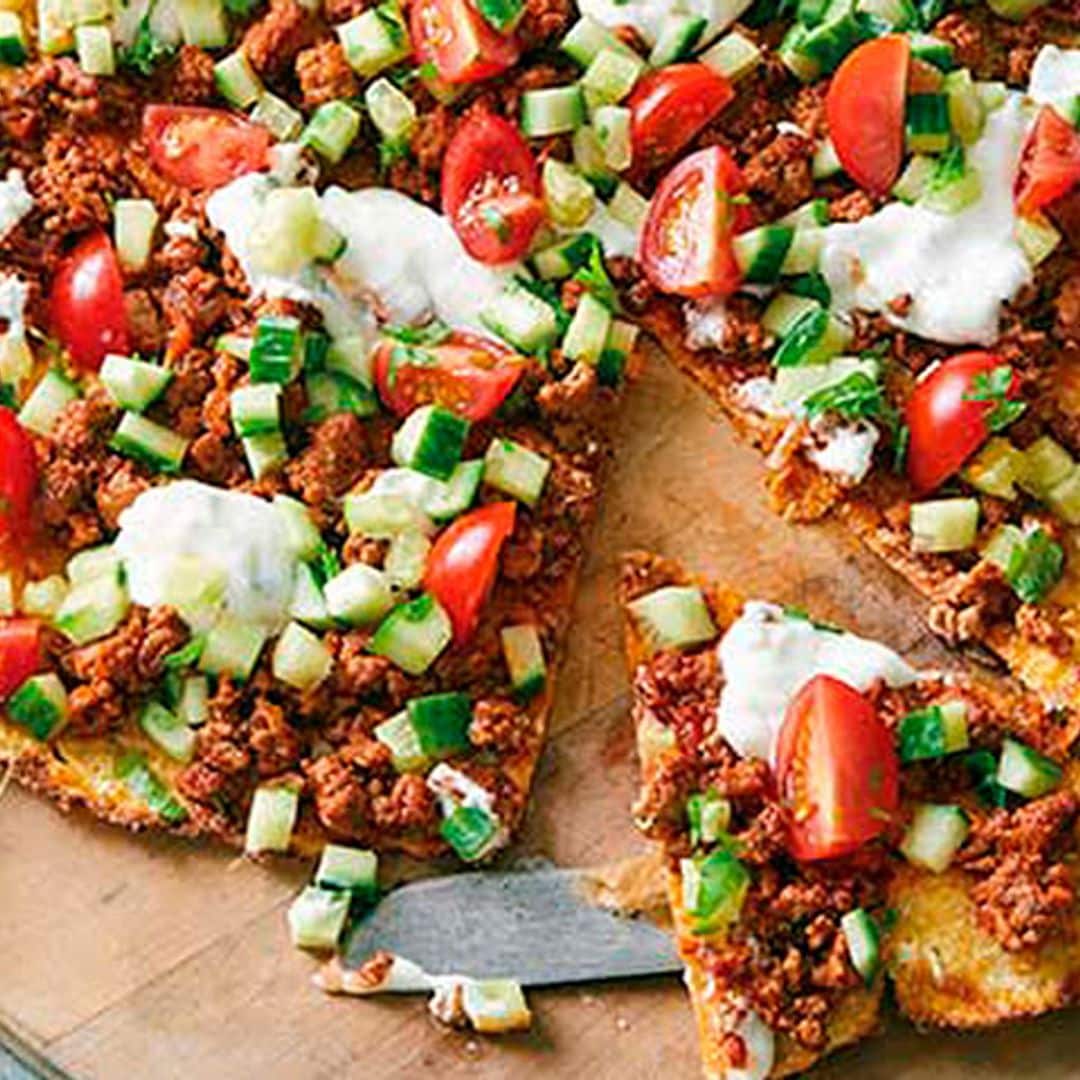 Pizza con base de plátano con carne adobada, pepino, tomate y 'ricotta'