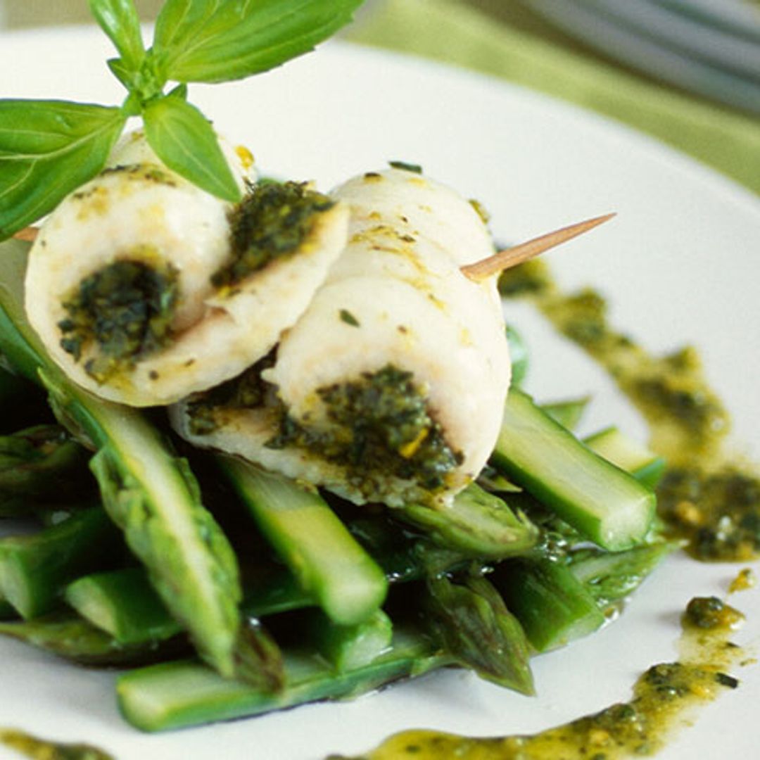 Rollitos de lenguado rellenos de pesto de pistacho con trigueros
