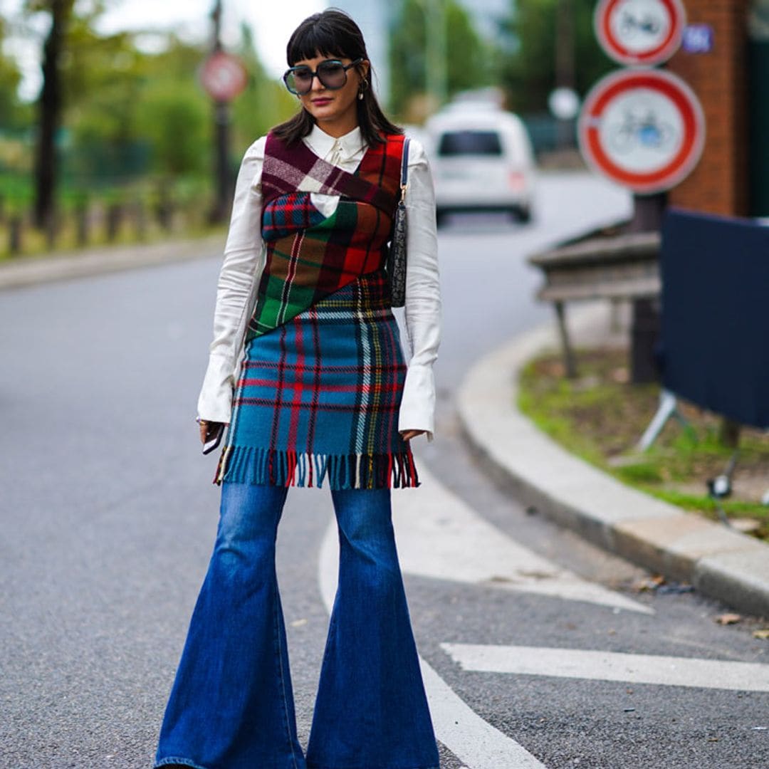 ¿Falda y pantalón en un mismo look? Es posible hacerlo sin caer en los errores de la moda Y2K