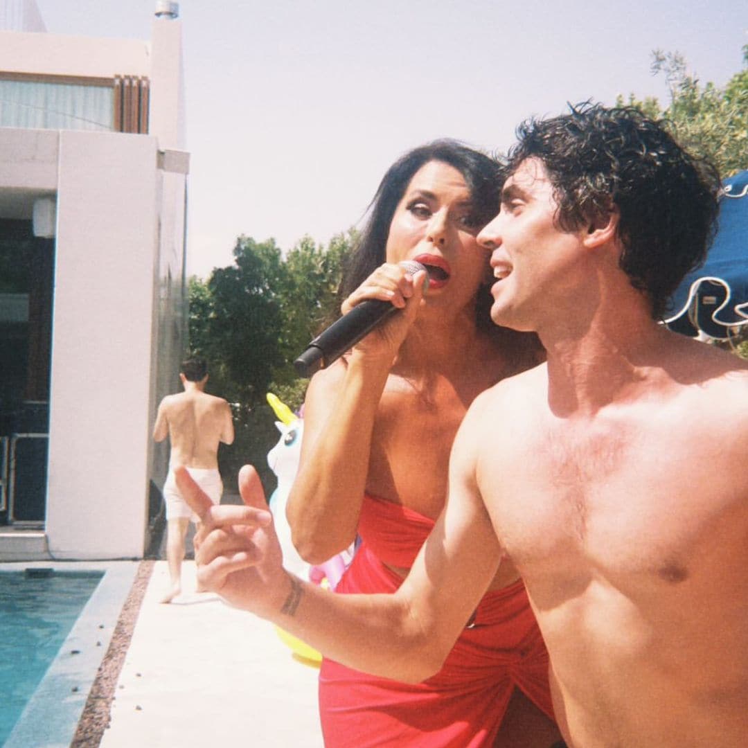 Descubrimos qué hacen en la piscina de Javier Ambrossi Pedro Almodovar, Chanel y Sonia y Selena