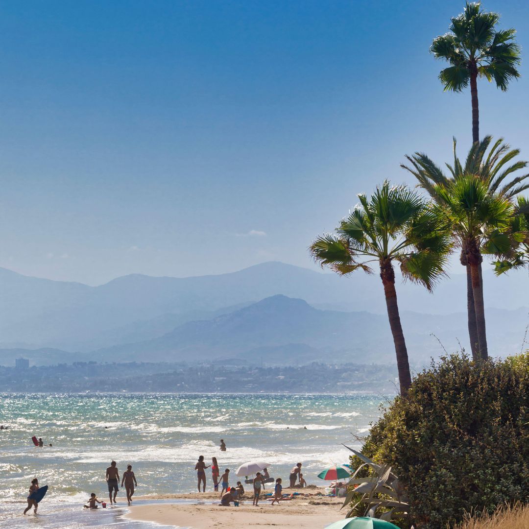 Playa de Los Monteros, en Marbella, distinguida en 2025 con la Bandera Azul por su calidad