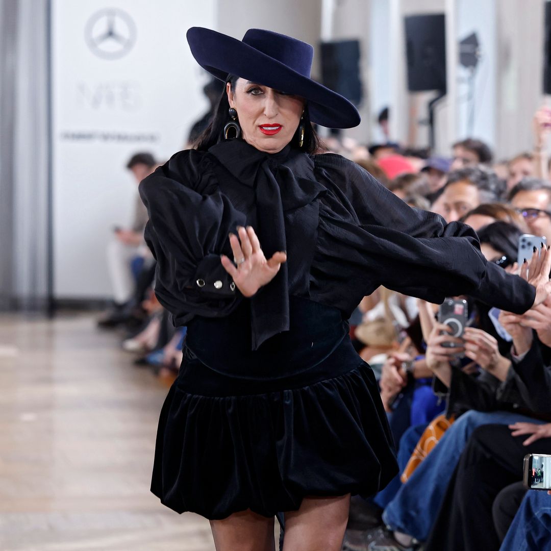 Rossy de Palma cierra el desfile de The Label Edition y adelanta que el próximo otoño todas vestiremos como Loulou de la Falaise en los 80