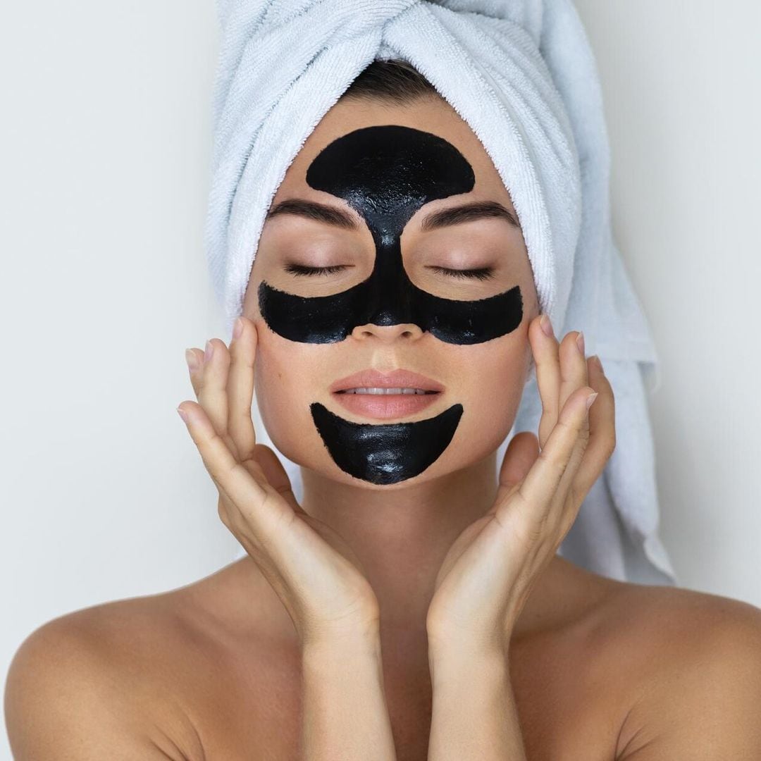 ¿Piel renovada? Las mascarillas de carbón activo son la solución