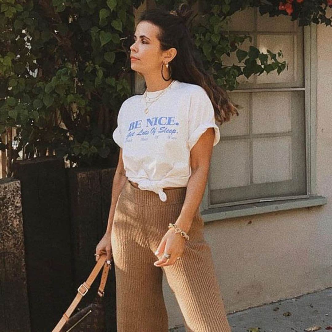 ¿Cansada de tus camisetas básicas? Con este truco viral, serán los tops más originales