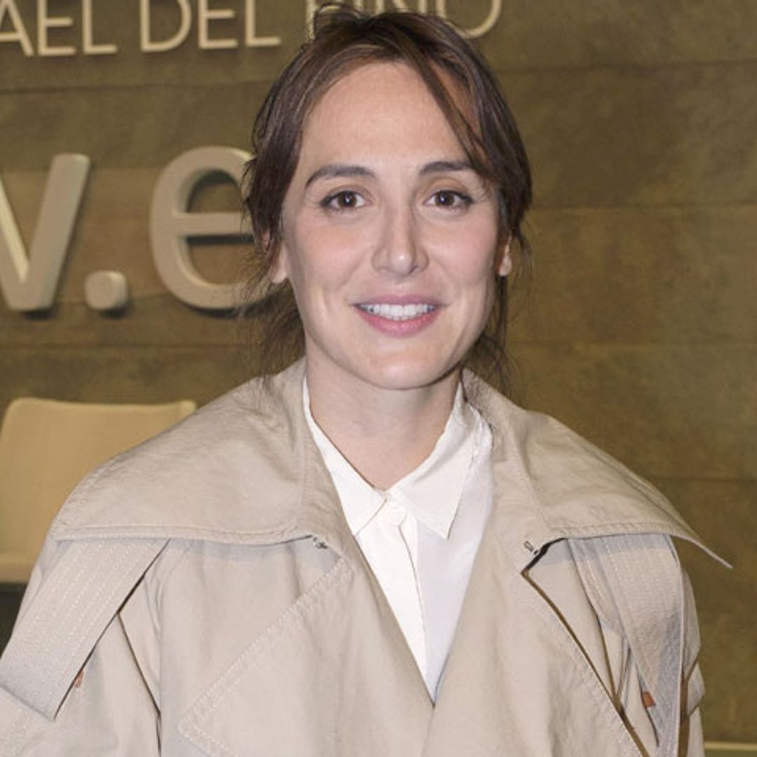 Tamara Falcó y su flechazo parisino: la gabardina 'fringe' de los 3.000 €