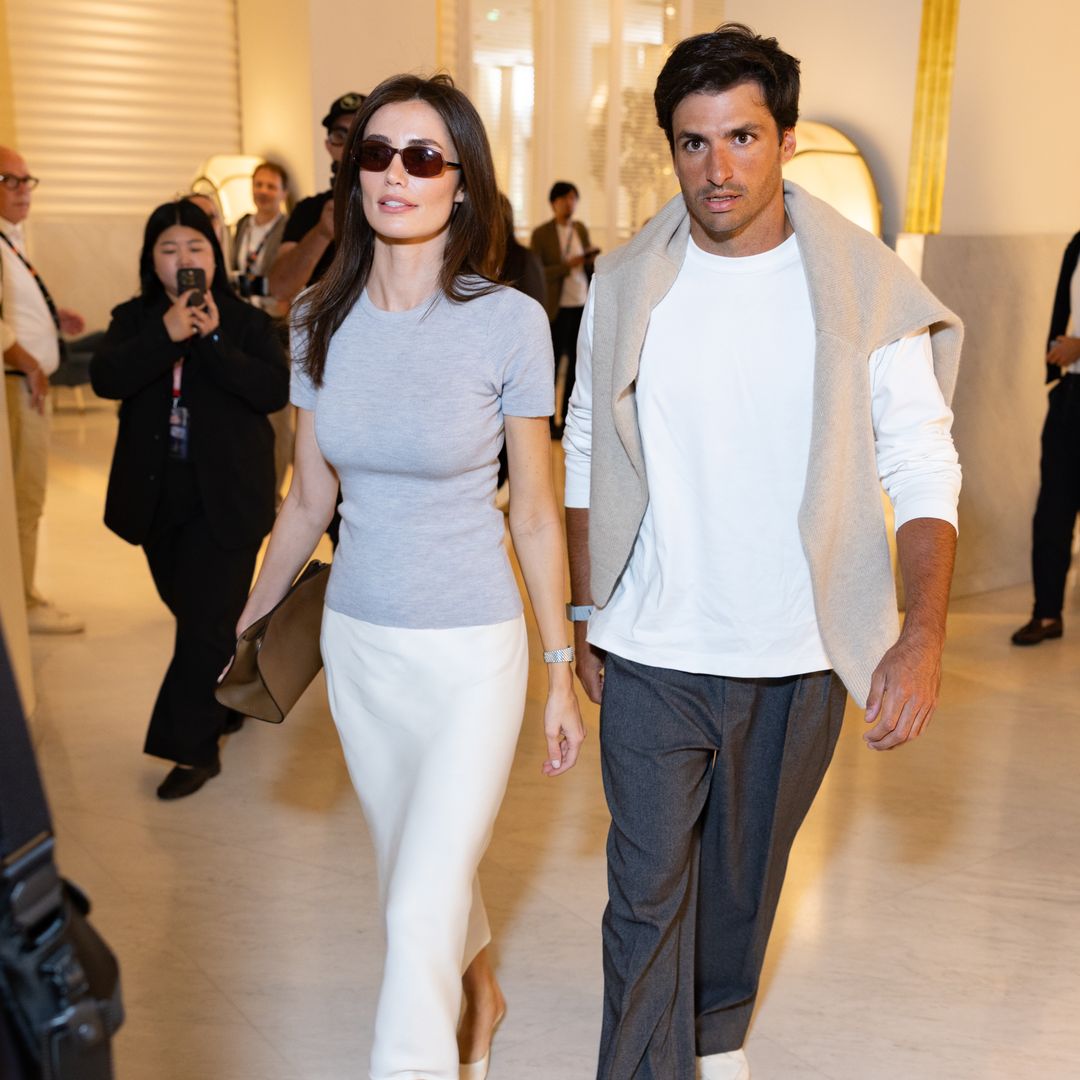 Carlos Sainz Jr. y Rebecca Donaldson llegan a Cannes y derrochan estilazo con looks a juego