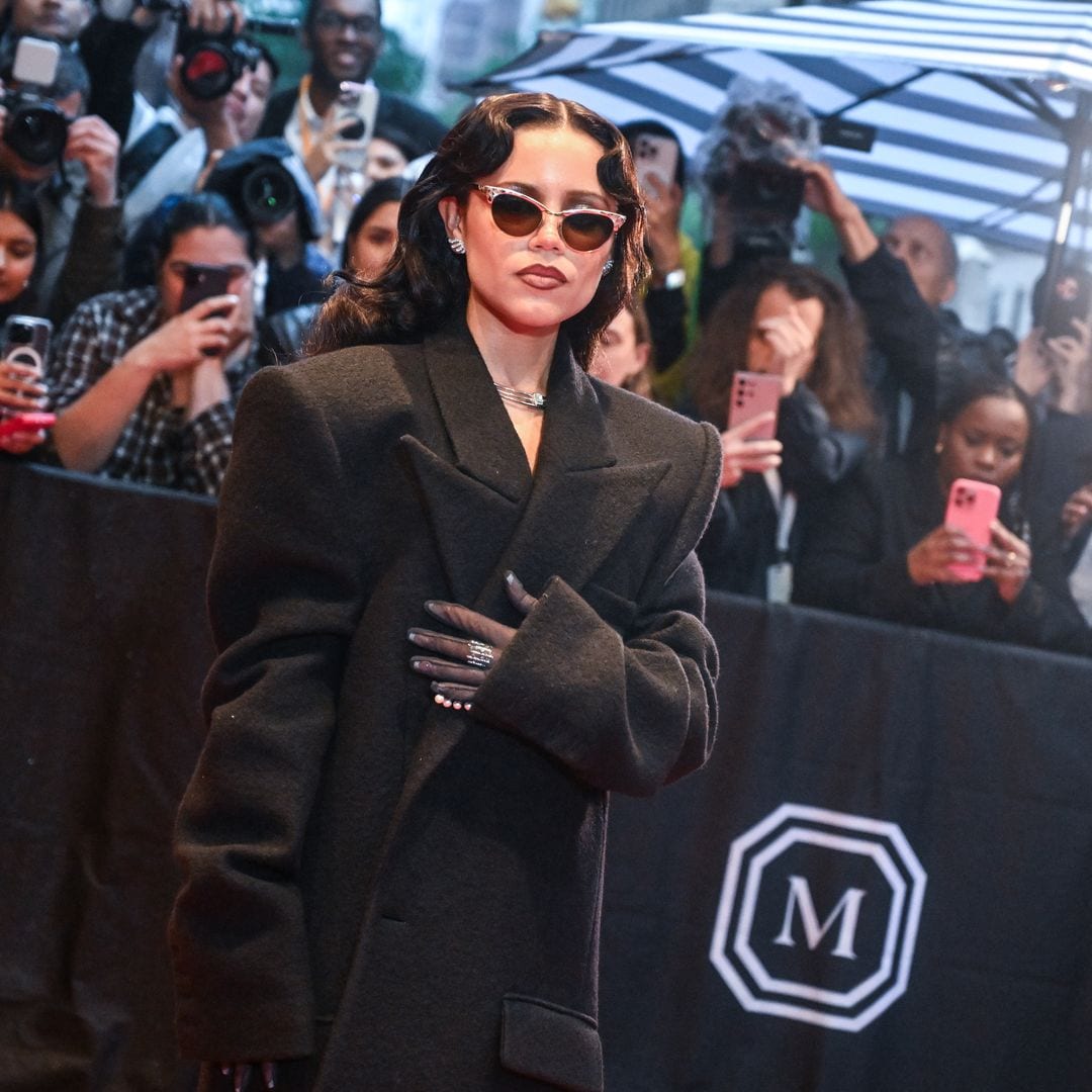 Jenna Ortega conquista la Met Gala 2025 con su estilo gótico y sofisticado