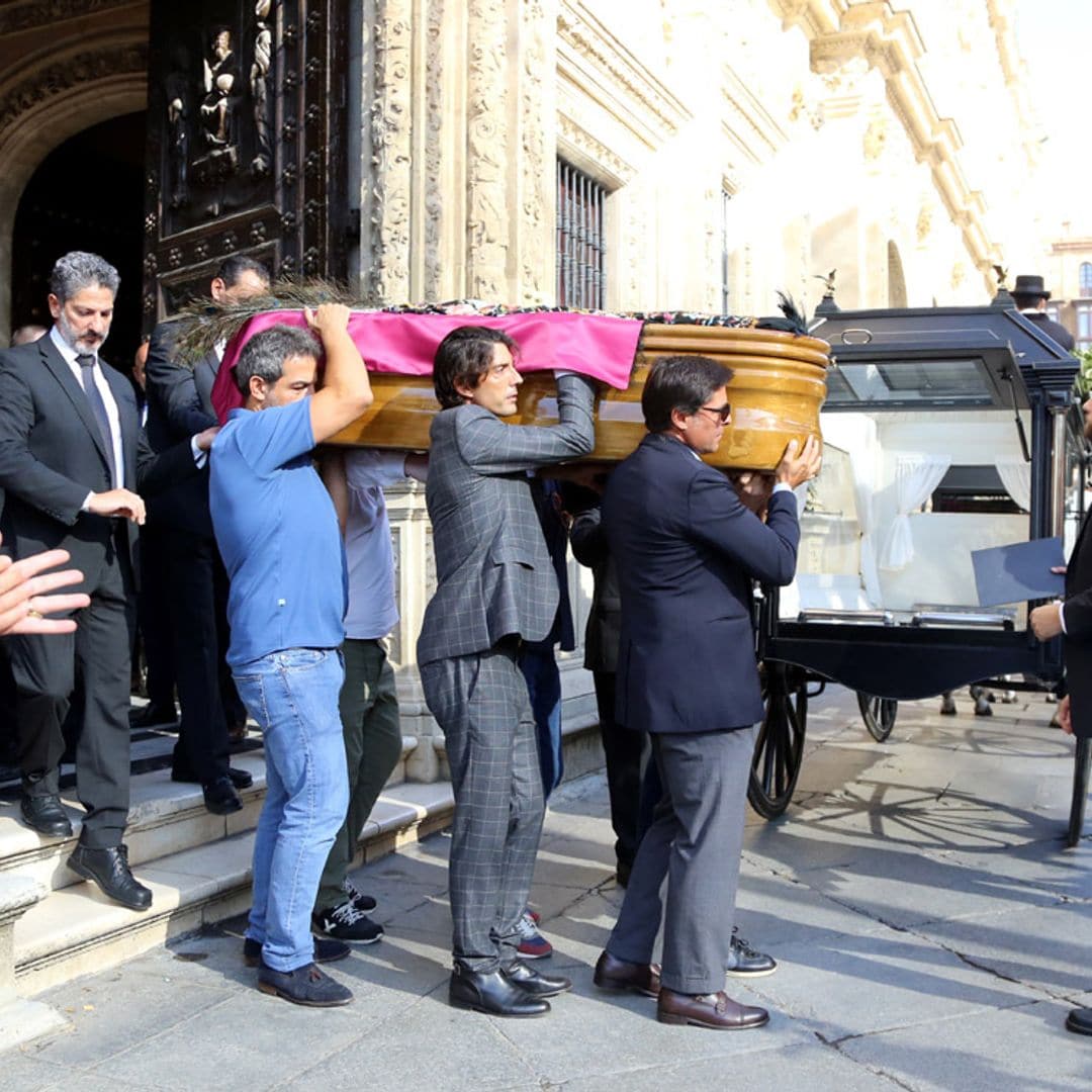 Así ha sido el último adiós a María Jiménez: en carroza de caballos y con aire flamenco en su querida Triana