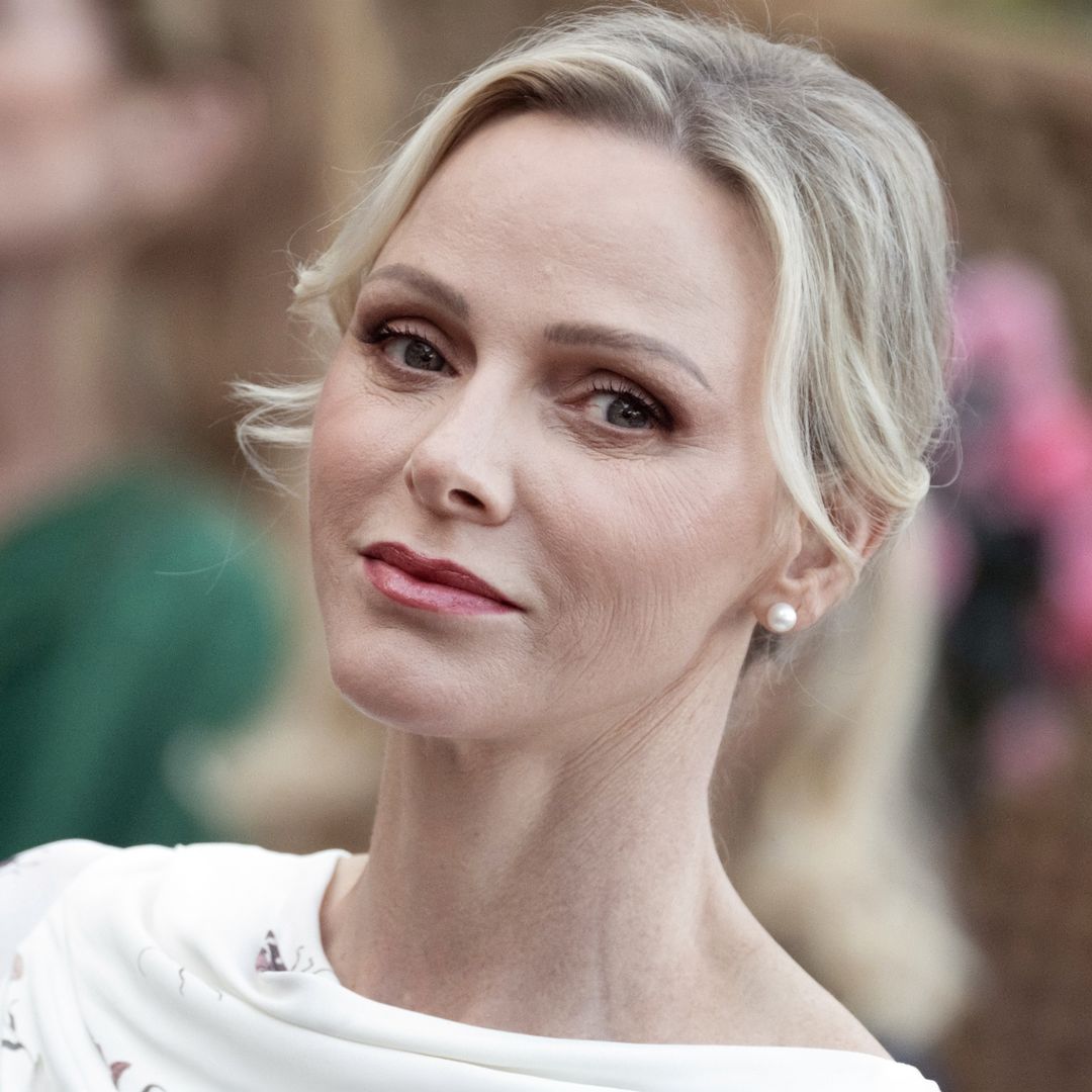 Charlene de Mónaco vuelve a elegir el blanco en el tradicional picnic junto al príncipe Alberto y sus hijos: este año cambia el encaje por un delicado estampado
