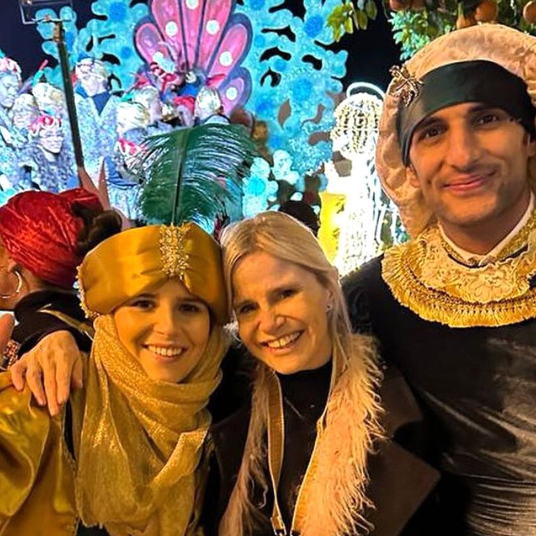 Eugenia Martínez de Irujo recibe a los Reyes Magos con los mejores pajes: ¡su hija Cayetana y su yerno!