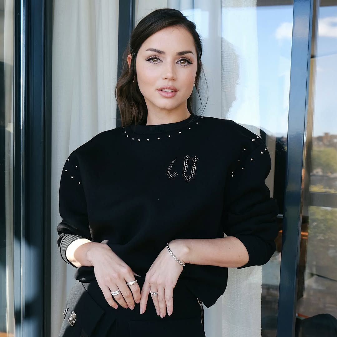 La escapada de Ana de Armas a la nieve tras su ruptura y la foto sin maquillaje que muestra su piel perfecta