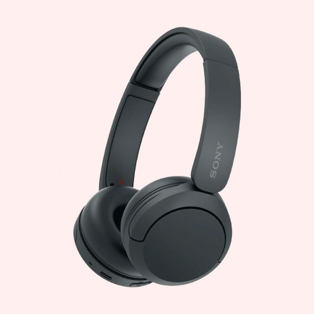 Unos auriculares de diadema