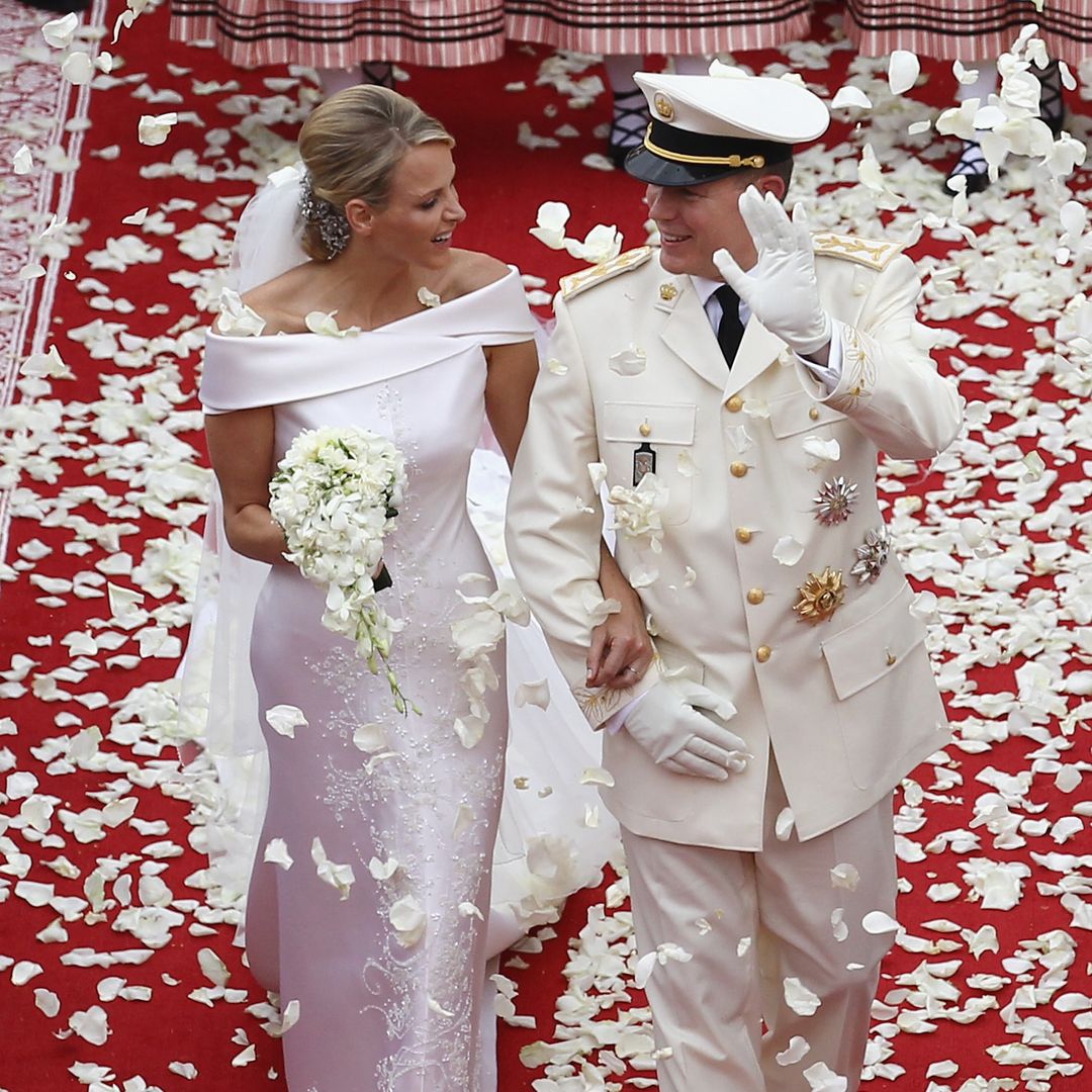 Plano entero de Charlene y Alberto de Mónaco saliendo de la iglesia tras su boda