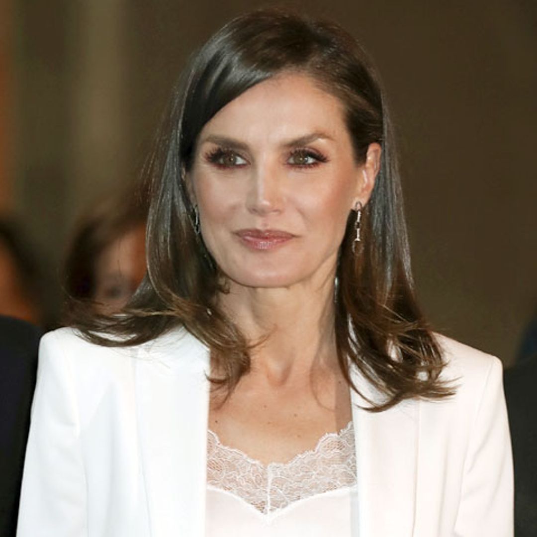 La Reina recupera sus 'manolos' transparentes con un renovado estilo lencero