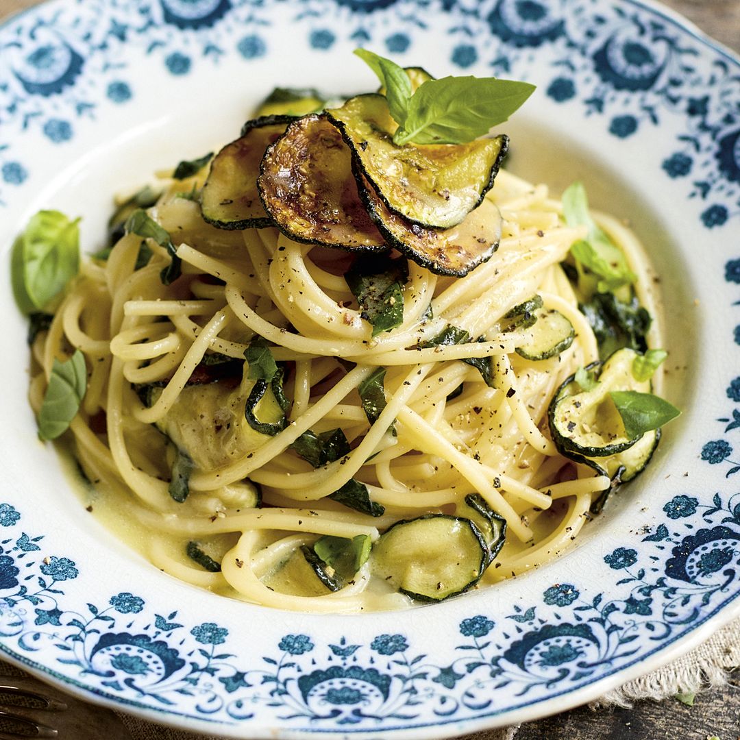 Espaguetis a la nerano: la receta de pasta con calabacín supercremosa (y sin una gota de nata o mantequilla)