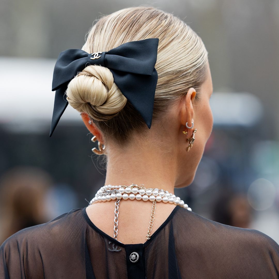12 recogidos sencillos que nunca fallan en los planes de Navidad: del moño con lazo al 'clean look'