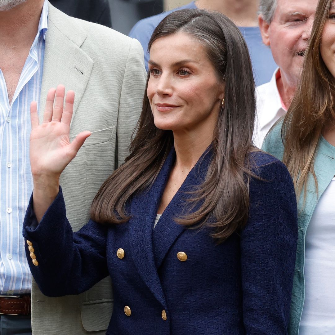 Letizia, la reina de las chaquetas: apuesta por un look marinero que copiaremos en verano