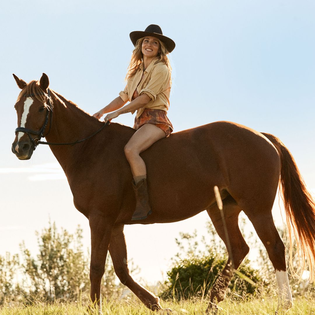 Elsa Pataky montando a caballo bajo el sol del atardecer