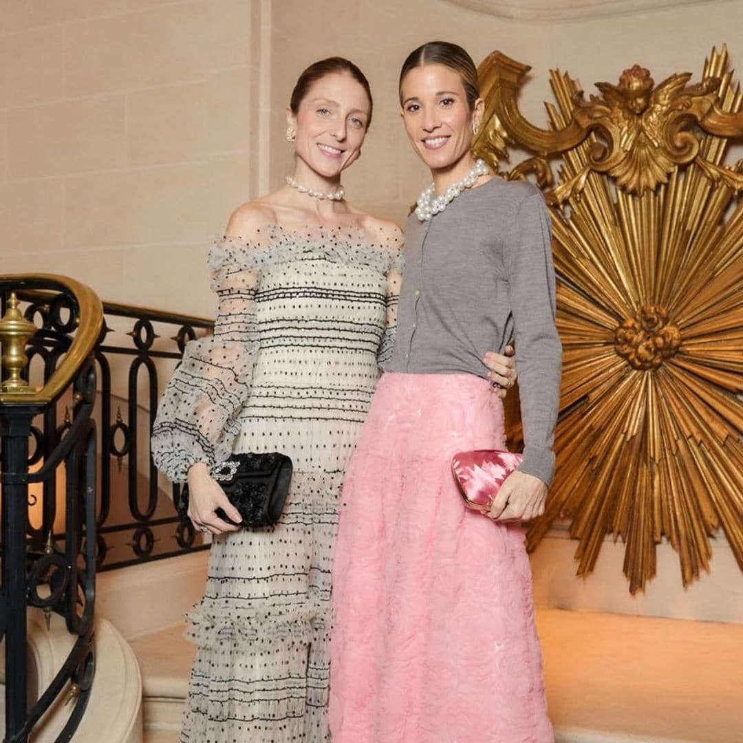 El look más romántico de Inés de Cominges: falda floral rosa, perlas XL y un aire de princesa moderna
