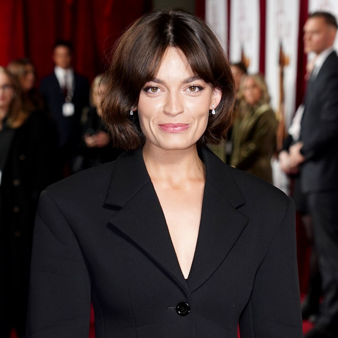 Emma Mackey ya no se parece (nada) a Margot Robbie: así es su nuevo look con pelo corto en su última película