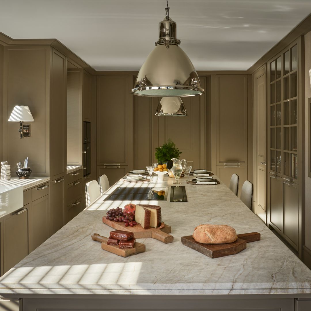 Una cocina de estilo clásico de 30 m²: tradición renovada con máximo almacenaje y zona social