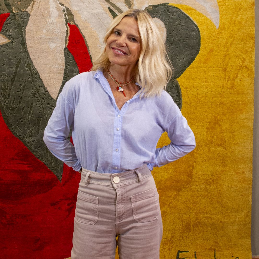 Las blusas románticas se combinan con estos pantalones relajados para conseguir el look más estiloso de otoño 2026, según Eugenia Martínez de Irujo