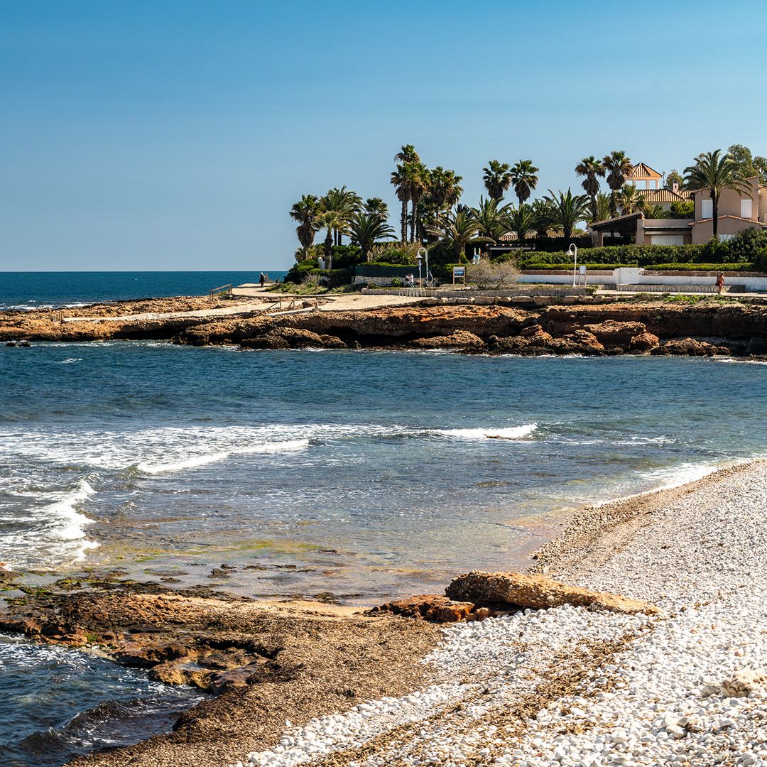 Un bonito paseo peatonal discurre por la zona de playa conocida como Les Rotes, un conjunto de calas al sur de Denia que destacan por su paisaje rocoso y sus aguas claras.
