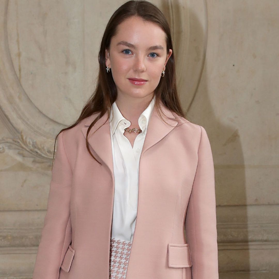 Alejandra de Hannover, pura elegancia con su minifalda de ‘tweed’ rosa en París