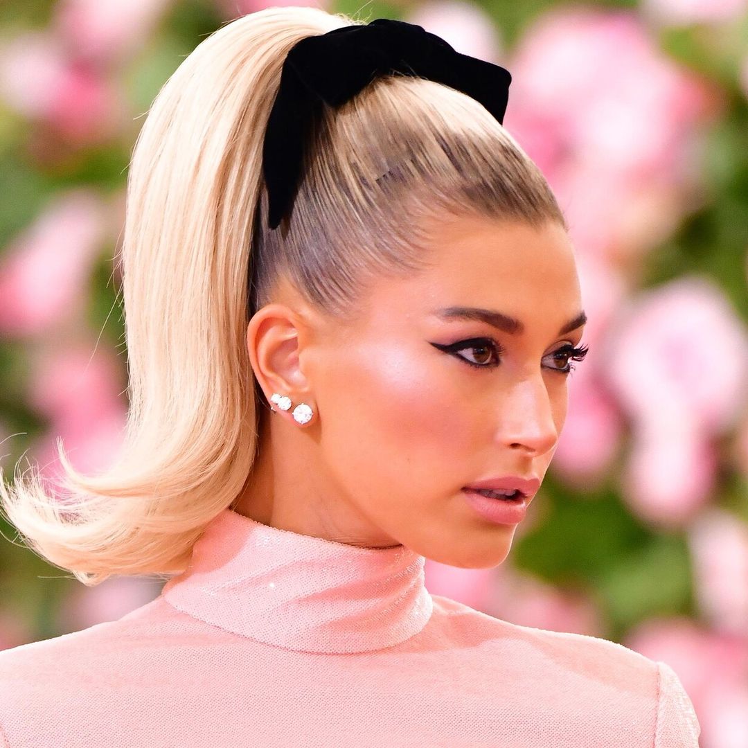 Regresa la scrunchie, la polémica ‘hair tie’ de tela que reinó en los 80 y 90