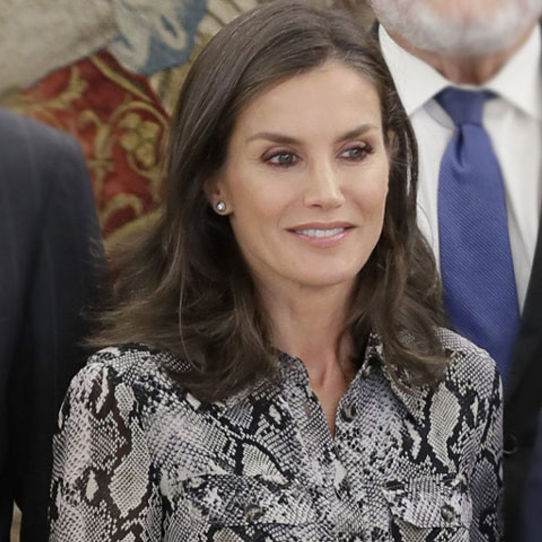 La Reina actualiza un éxito viral de su armario: su vestido de serpiente