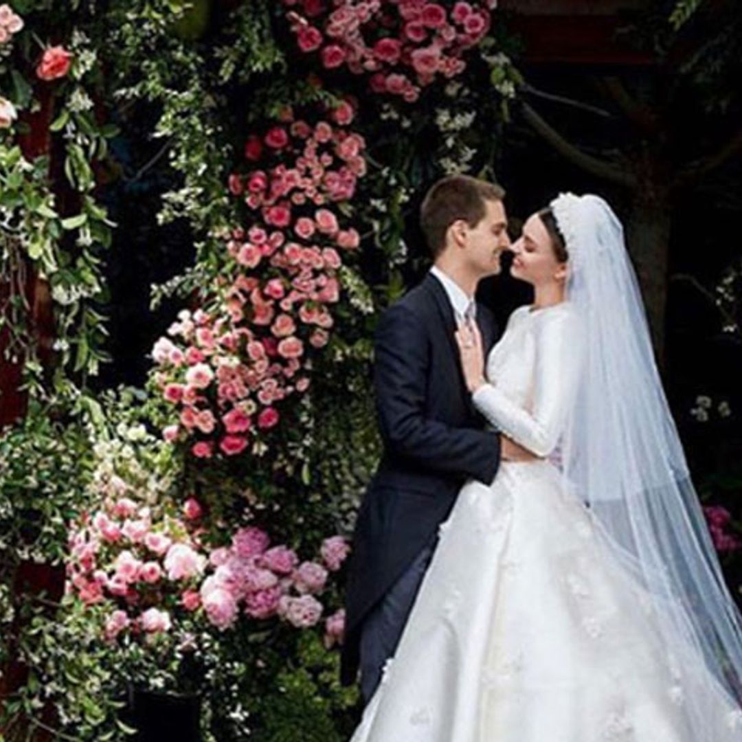 Miranda Kerr muestra su vestido de novia inspirado en el de una princesa, Grace Kelly