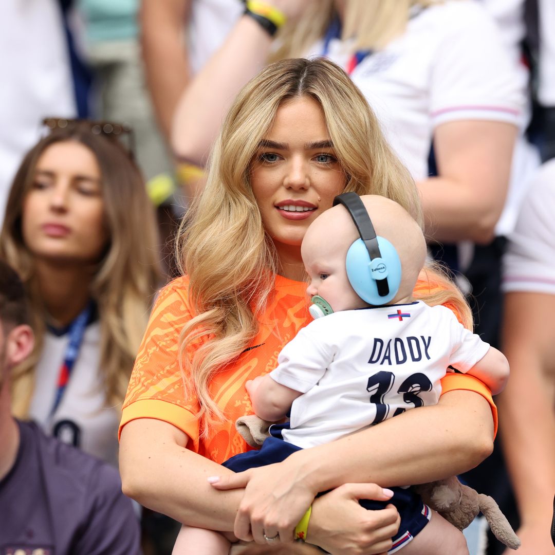 La otra Georgina de la Eurocopa: la mujer de Aaron Ramsdale y su hijo protagonizan los momentos más tiernos en la grada