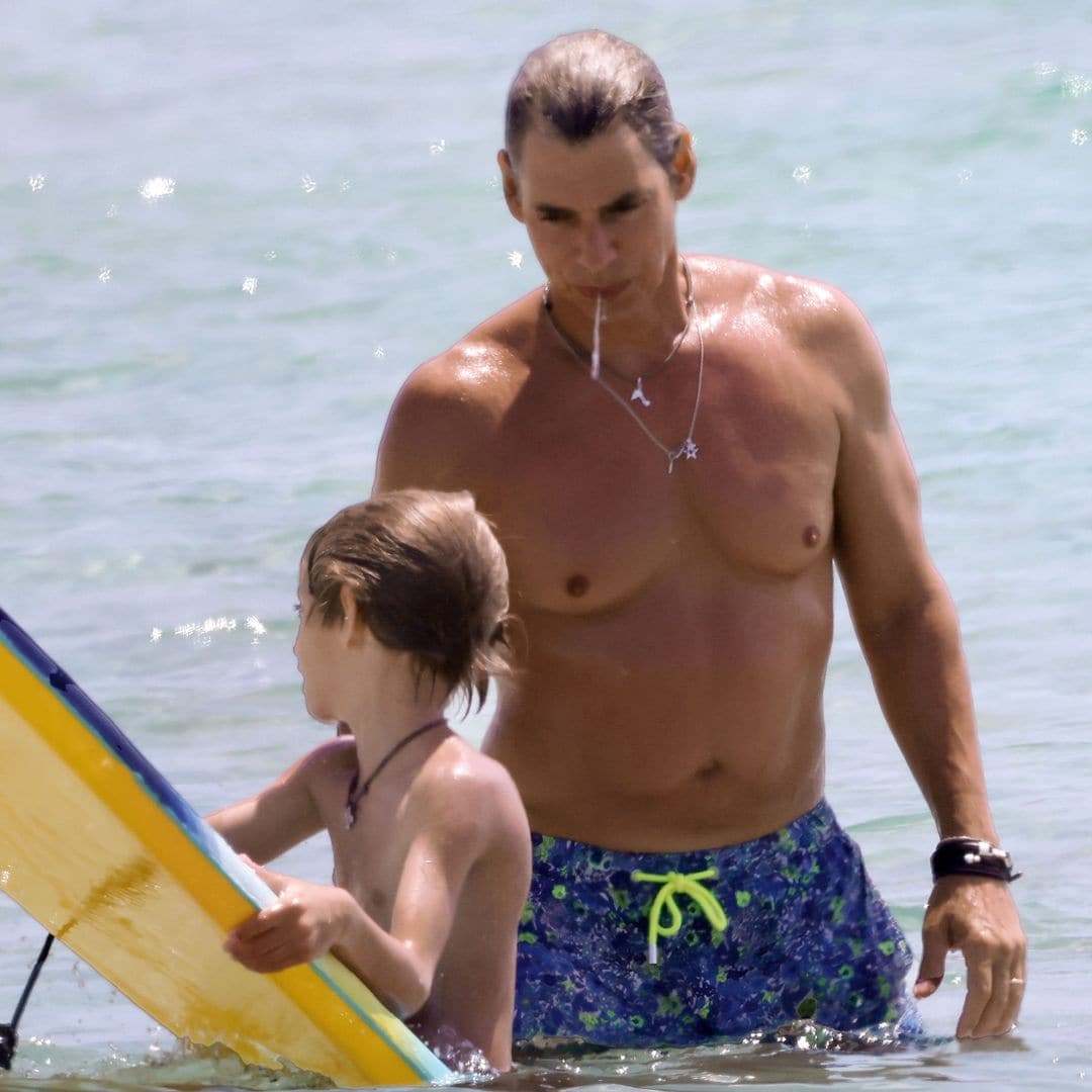 Carlos siendo todo un "padrazo" junto a los pequeños Markus (que llevaba su propia tabla de surf) y Álisse, que jugaba en la arena
