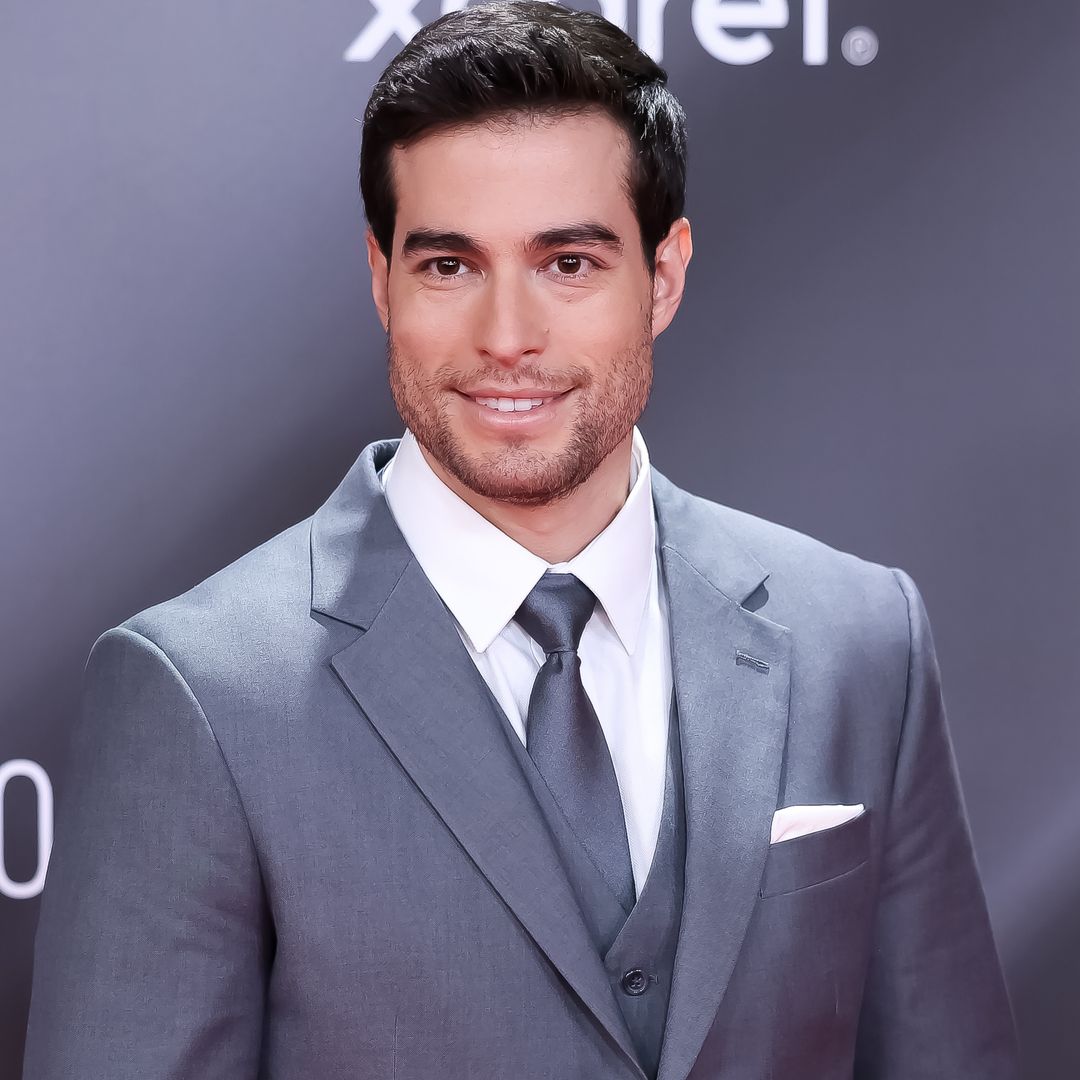 Danilo Carrera acaba con el misterio y posa con su guapa novia en una alfombra roja