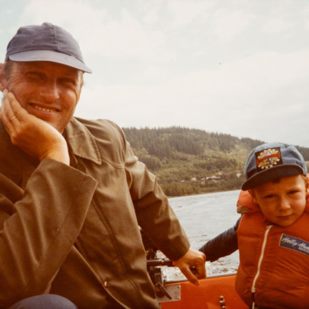 El rey Harald de Noruega con su hijo, el príncipe Haakon, en una foto tomada por la reina Sonia en 1977