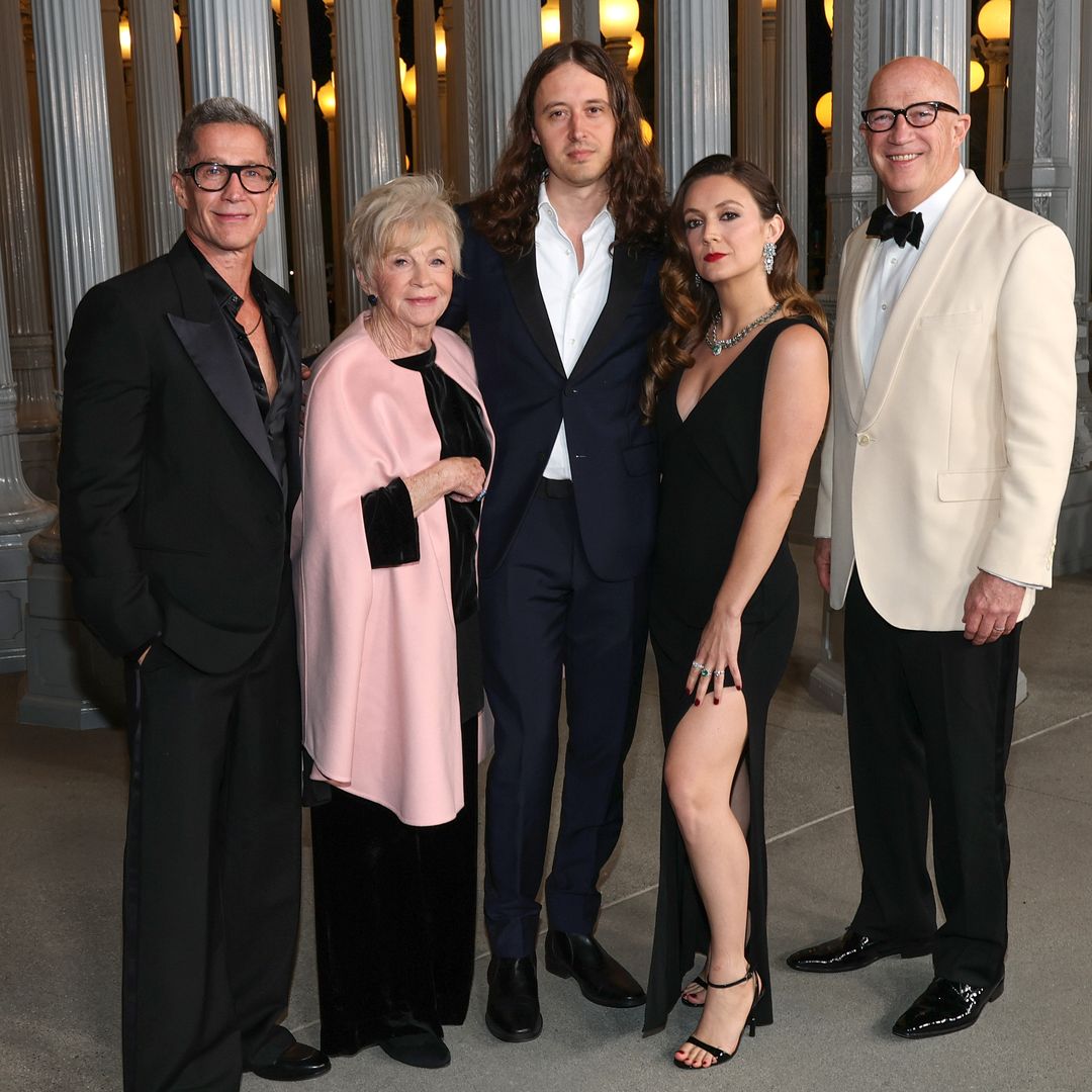 Bruce Bozzi, Sherion Lourd, Austen Rydell, Billie Lourd y Bryan Lourd en la gala LACMA Art+Film en Los Angeles, California, el 1 de noviembre de 2025
