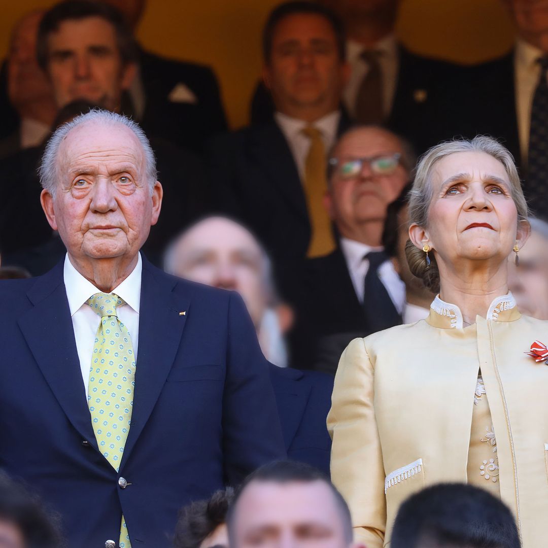 El monarca, su hija —muy elegante y luciendo en su chaqueta el lazo de Dama de la Maestranza— y sus nietos escuchan el himno nacional