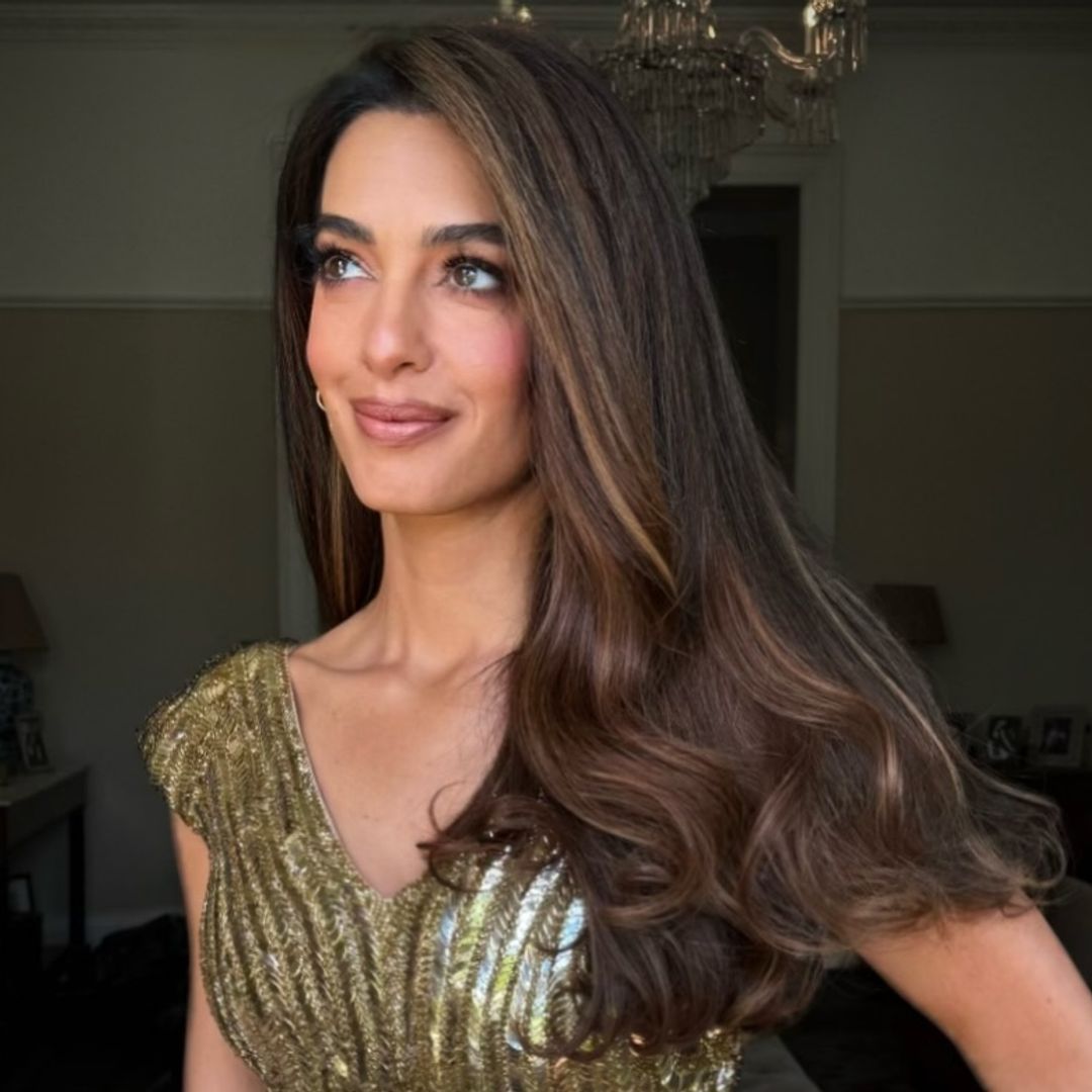 Amal Clooney con vestido dorado y maquillaje de Charlotte Tilbury