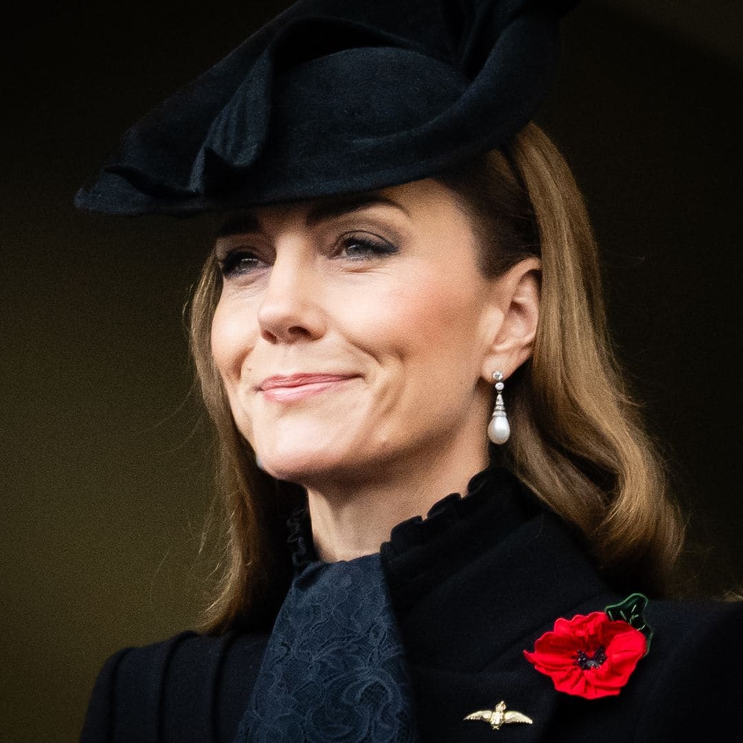 Kate Middleton repite abrigo tres años después, con pañuelo victoriano estilo mantilla española y broche en homenaje a su abuelo