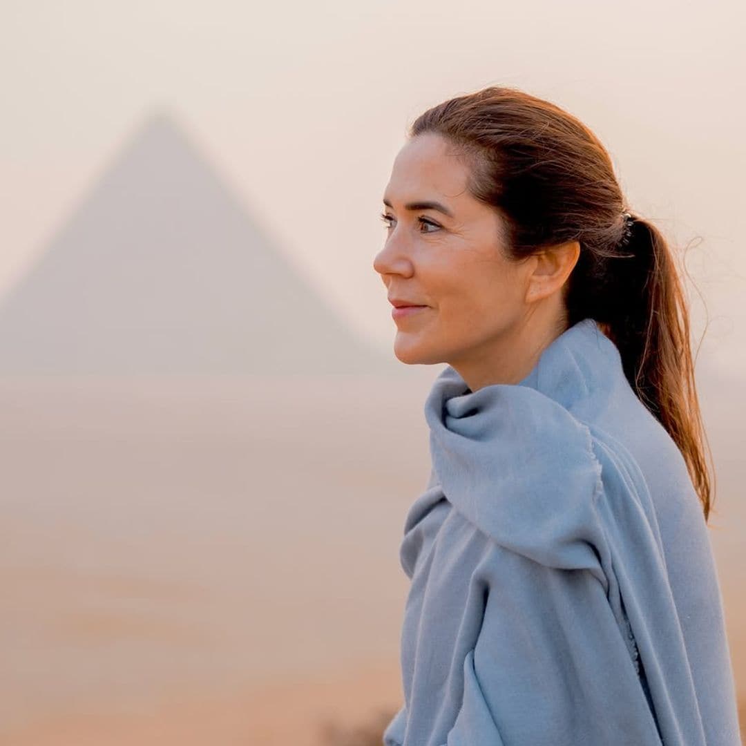 Las espectaculares fotos de Mary de Dinamarca en Egipto: una estilosa exploradora con 4 lookazos para hacer turismo