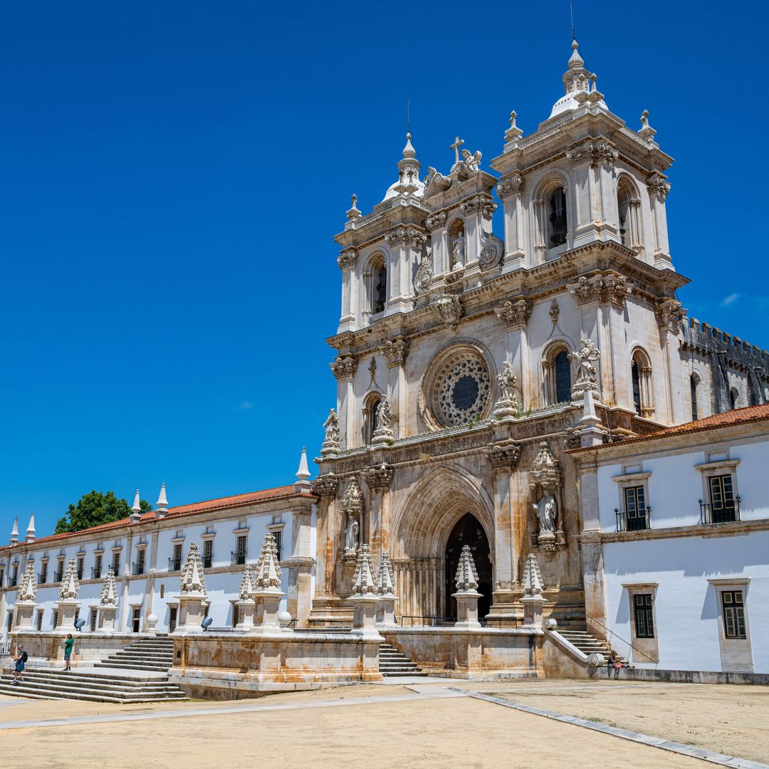 La pequeña ciudad que atesora una de las Siete Maravillas de Portugal: fundada en el siglo XII y a menos de dos horas de Lisboa