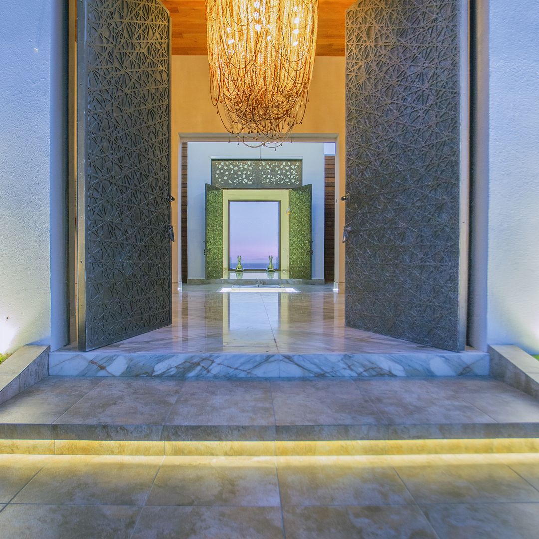 ERNESTO Y GABRIELA COPPEL NOS RECIBEN EN SU FABULOSA CASA DE LOS CABOS, SU PARAÍSO MEXICANO FRENTE AL OCÉANO PACÍFICO