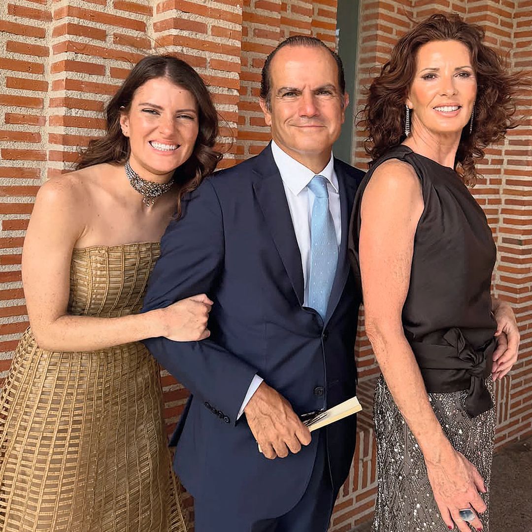 Verónica Mengod y su marido, Carlos Ortiz-Echagüe, tíos del novio, con su hija Claudia