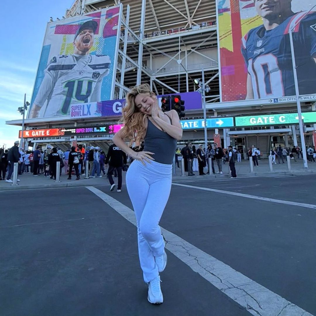 Júlia Pericas por fuera del recinto de la Super Bowl